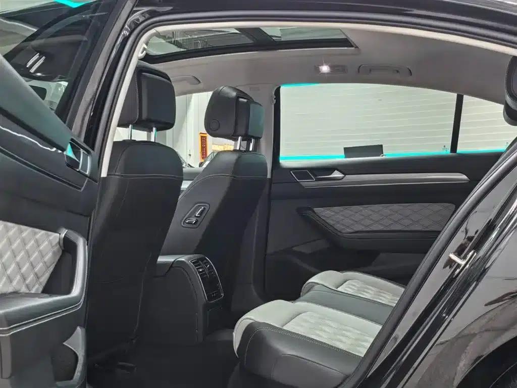 Volkswagen Magotan 2023 2 Millionth Unit Commemorative Edition 330TSI DSG Leading Model — миниатюра 7