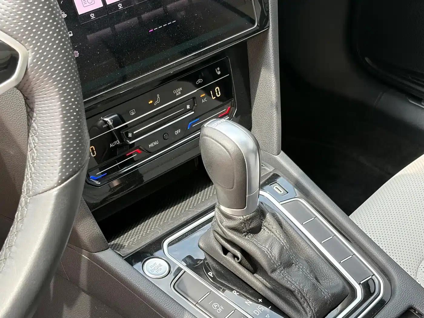 Volkswagen Magotan 2023 2 Millionth Unit Commemorative Edition 330TSI DSG Luxury — миниатюра 5