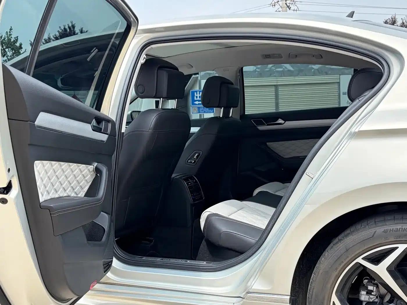 Volkswagen Magotan 2023 2 Millionth Unit Commemorative Edition 330TSI DSG Luxury — миниатюра 6
