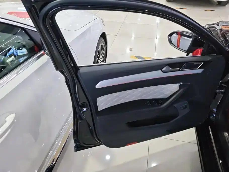 Volkswagen Magotan 2023 2 Millionth Unit Commemorative Edition 330TSI DSG Luxury — миниатюра 7