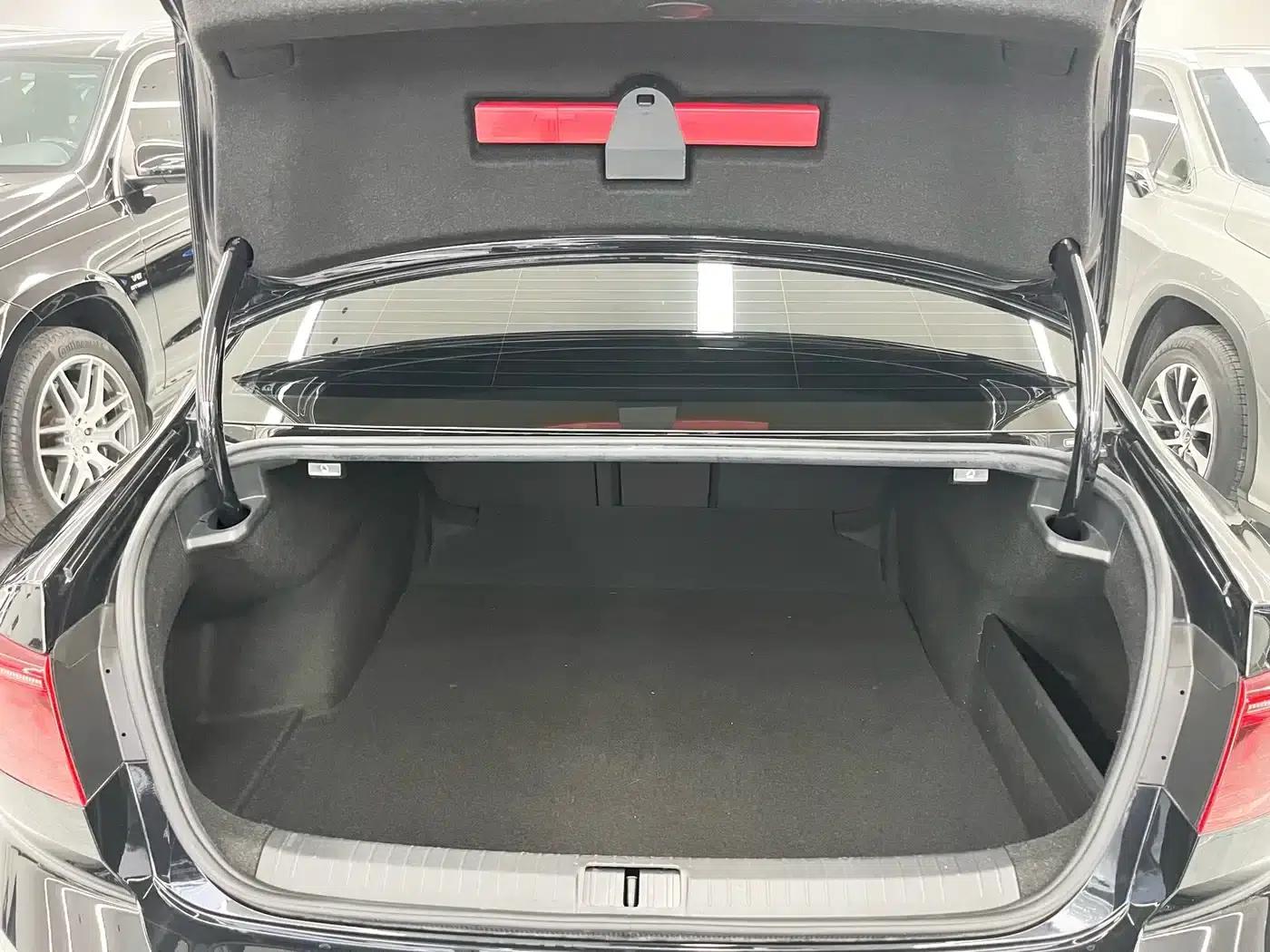 Volkswagen Magotan 2023 2 Millionth Unit Commemorative Edition 330TSI DSG Leading Model — миниатюра 20