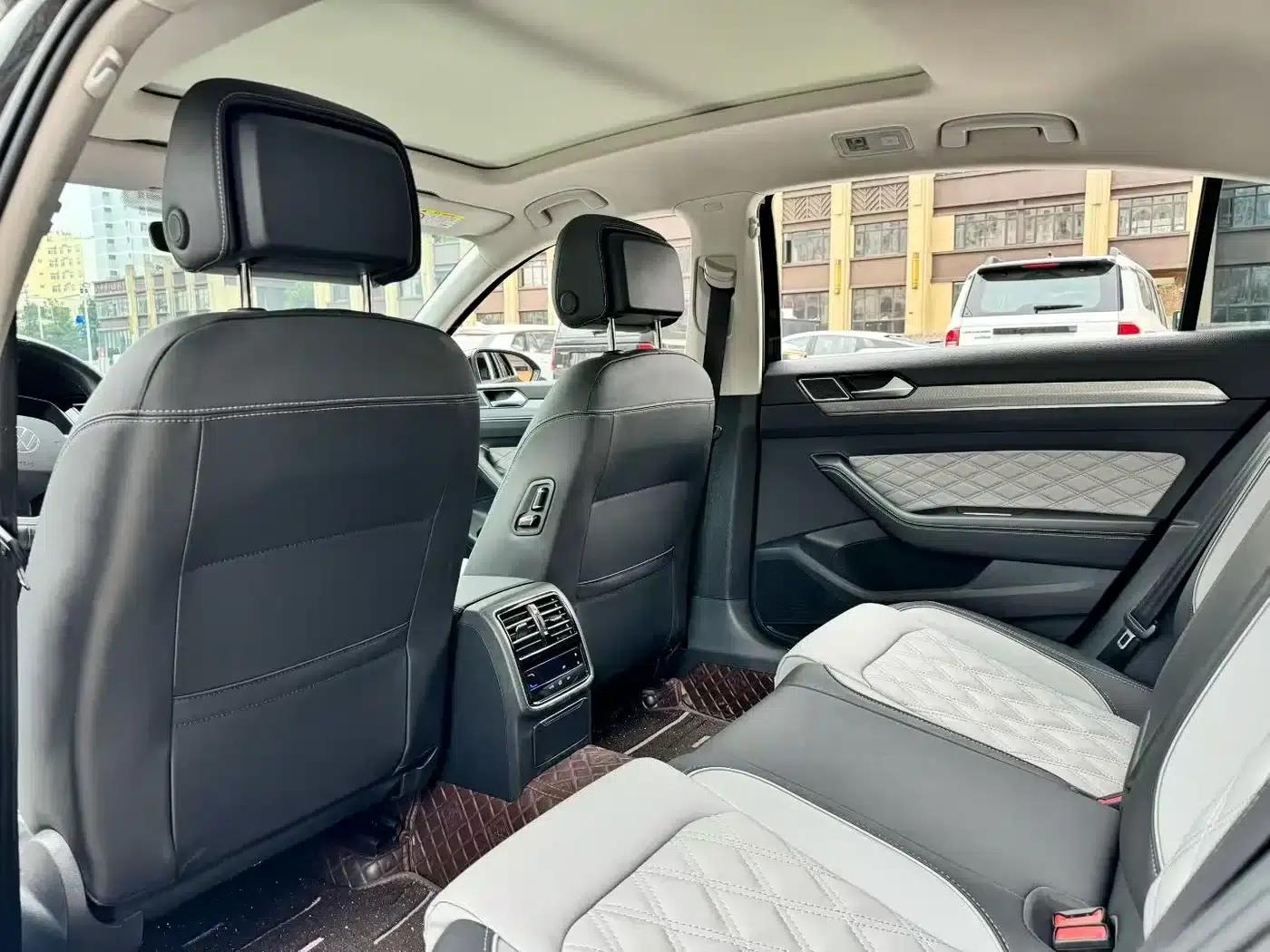 Volkswagen Magotan 2023 2 Millionth Unit Commemorative Edition 330TSI DSG Luxury — миниатюра 5