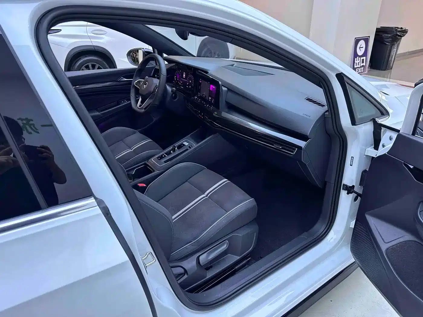 2023 Golf 280TSI DSG R-Line Lite — миниатюра 11