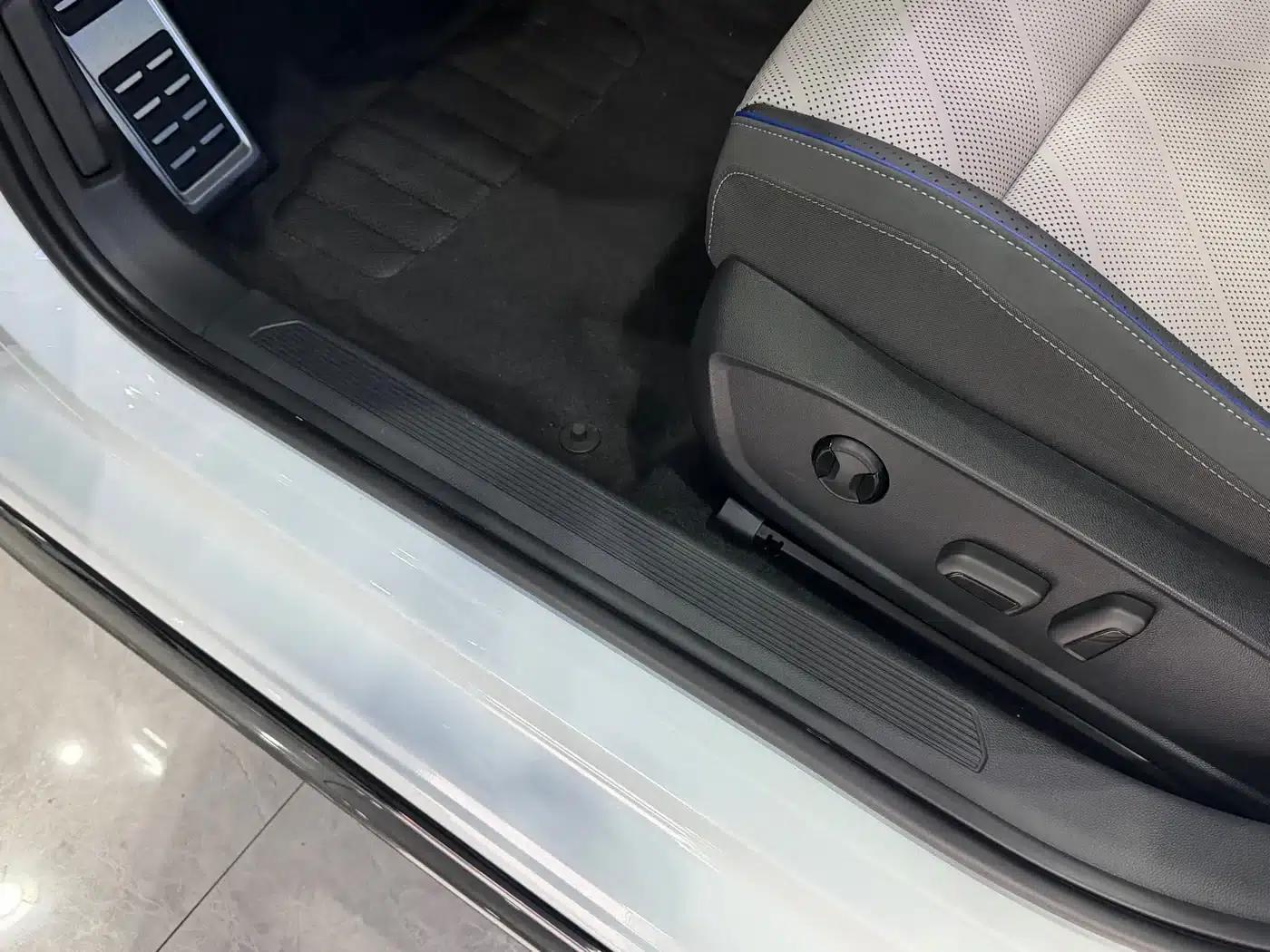 2025 Golf Facelift 300TSI R-Line — миниатюра 11
