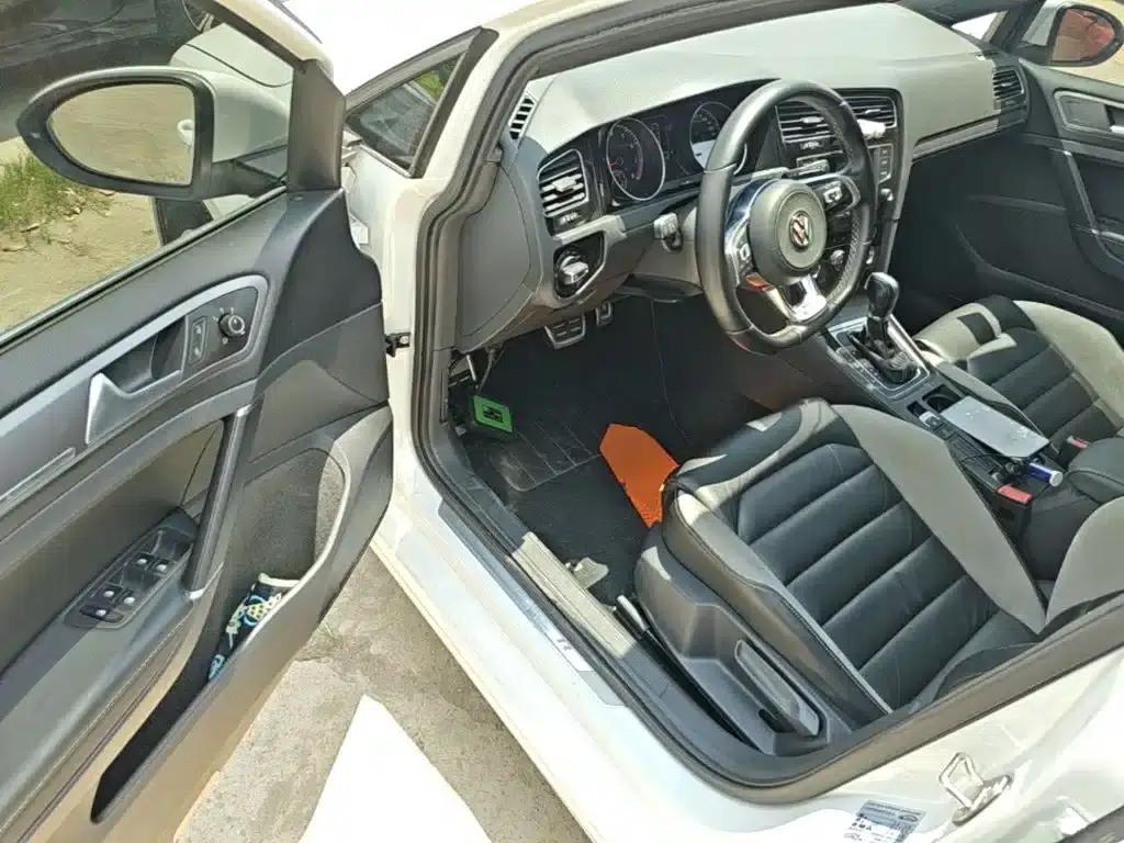 2017 Golf 280TSI Automatic R-Line Millionth Unit Edition — миниатюра 16