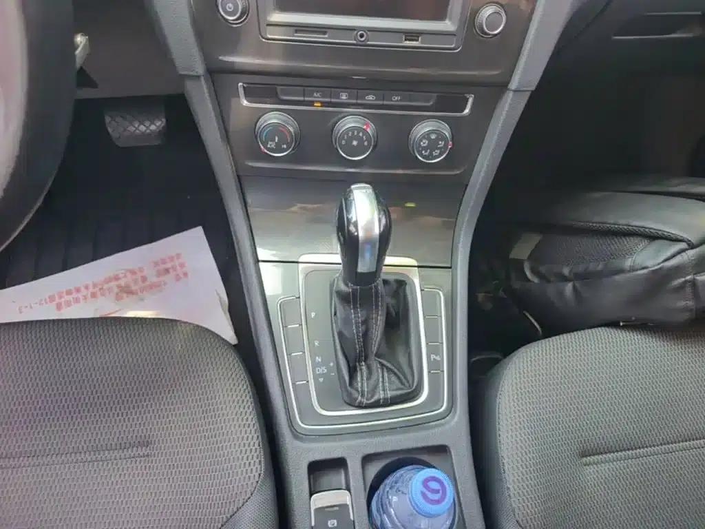 2017 Golf 230TSI Automatic Comfort Millionth Unit Commemorative Edition — миниатюра 14