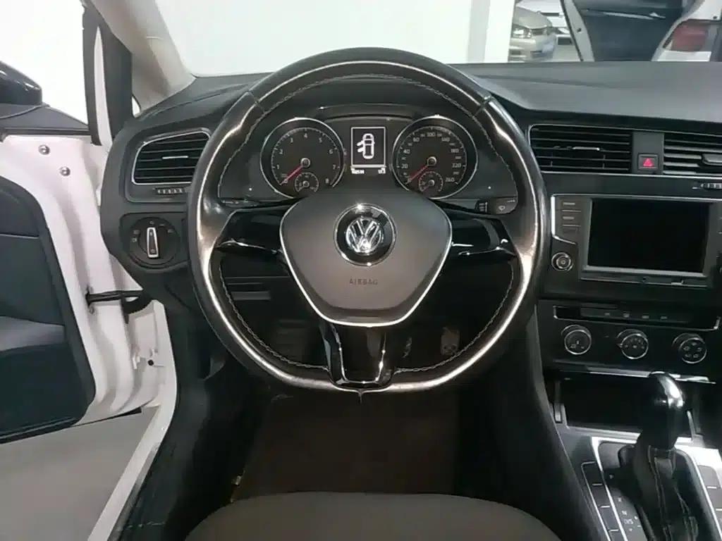 2017 Golf 1.6L Automatic Comfort Millionth Unit Commemorative Edition — миниатюра 11