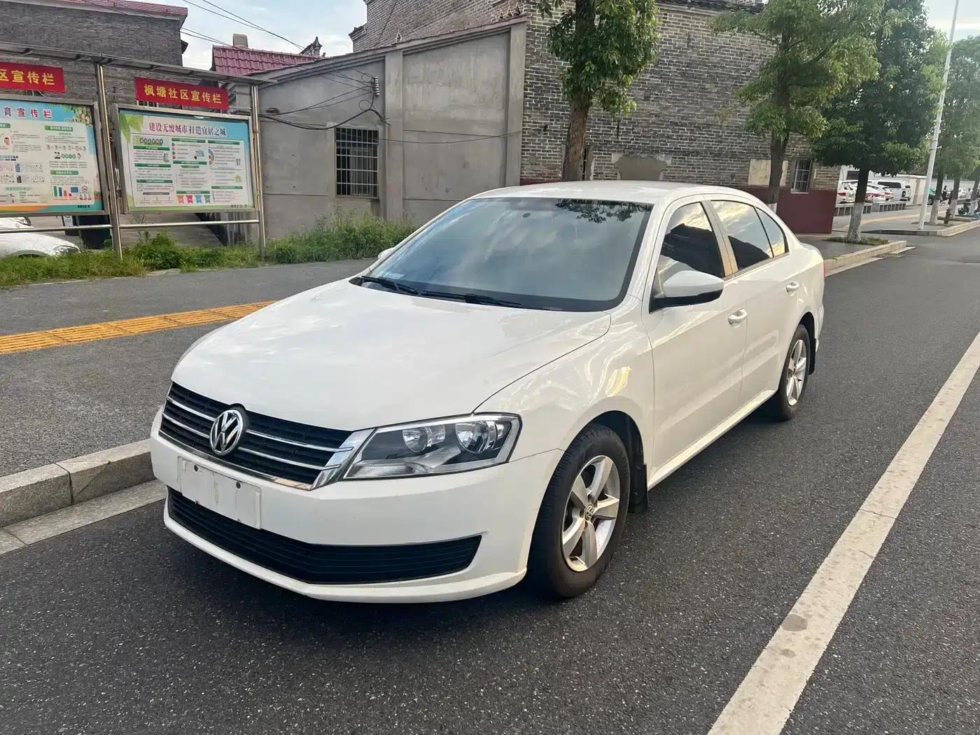 2013 Volkswagen Lavida Classic Facelift 1.6L Manual Fashion Edition — миниатюра 1