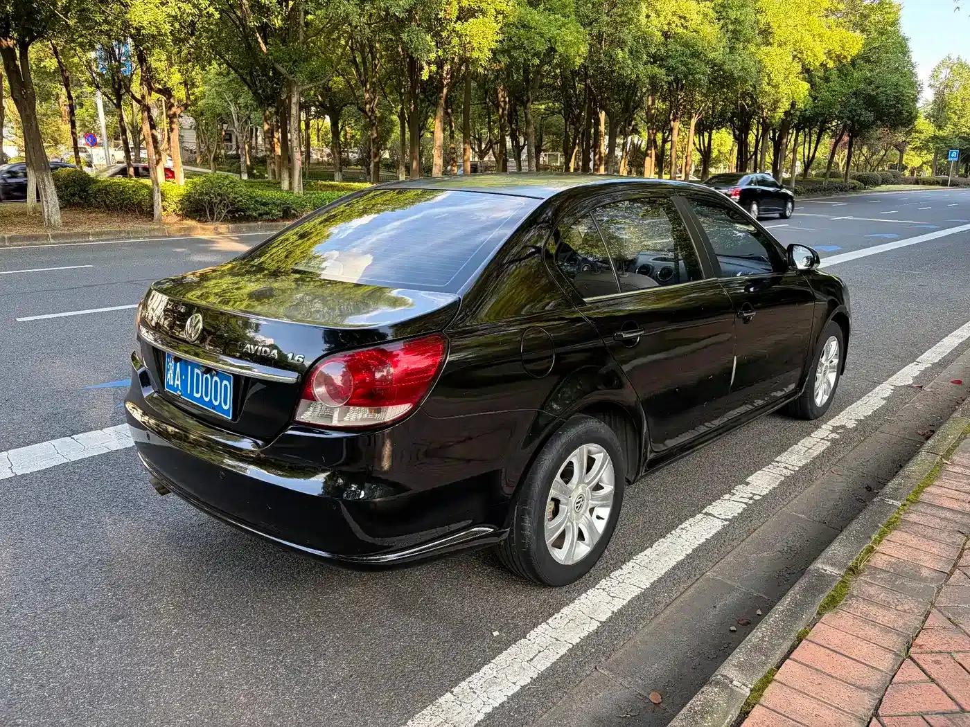 2011 Volkswagen Lavida 1.6L Automatic Premium Edition — миниатюра 4