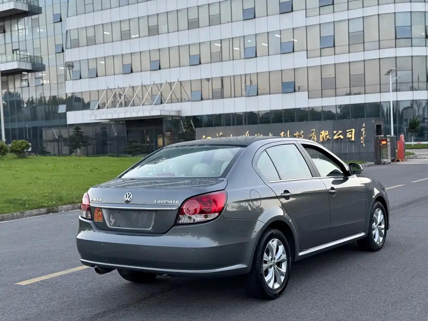 2011 Volkswagen Lavida 1.6L Automatic Premium Edition — миниатюра 15
