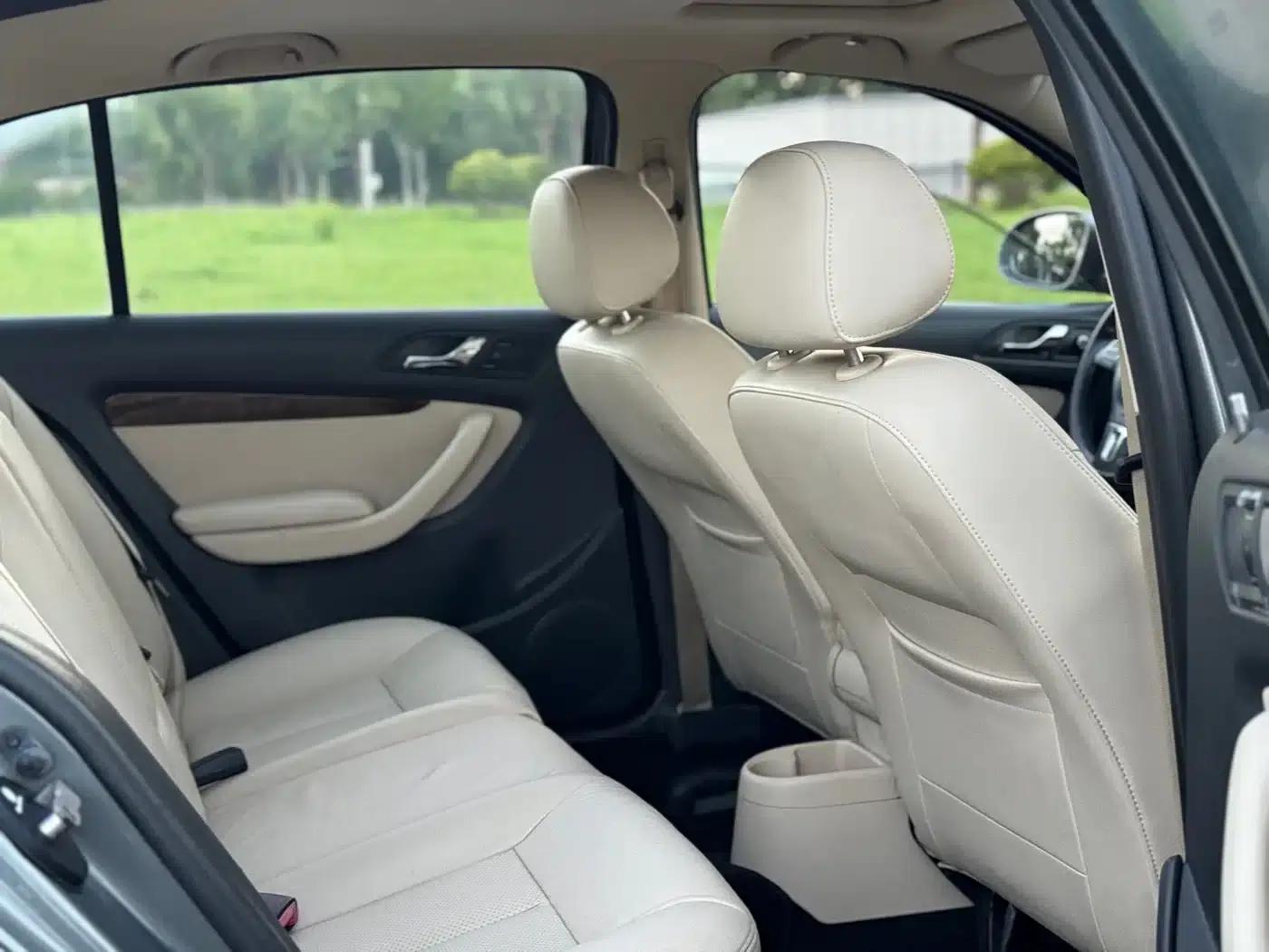 2011 Volkswagen Lavida 1.6L Automatic Premium Edition — миниатюра 9
