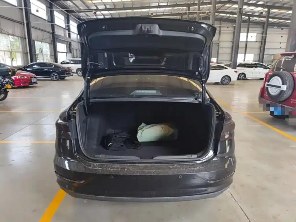 2022 Volkswagen Lavida 1.5L Automatic Fashion Edition — миниатюра 19