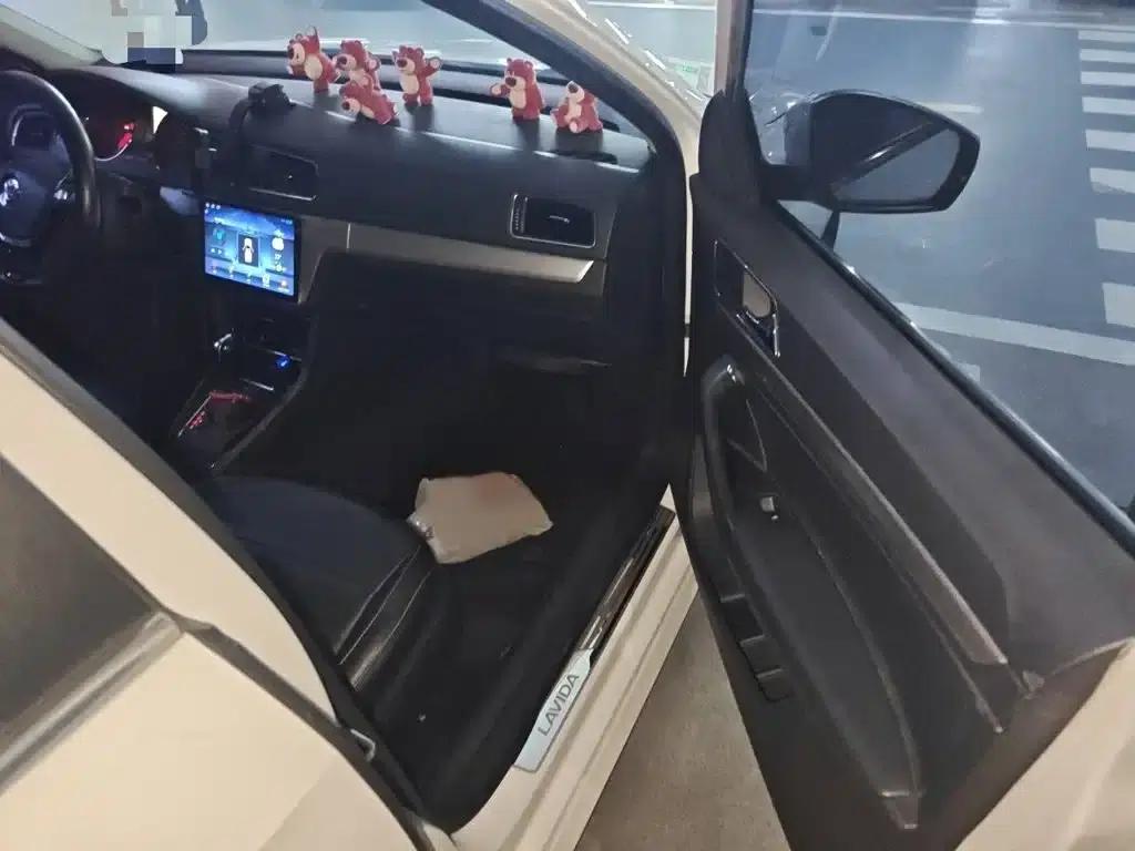 2017 Volkswagen Lavida 1.6L Automatic Comfort Edition — миниатюра 19