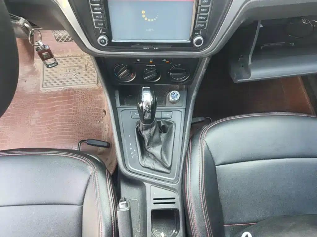 2015 Volkswagen Lavida 1.6L Automatic Fashion Edition — миниатюра 14