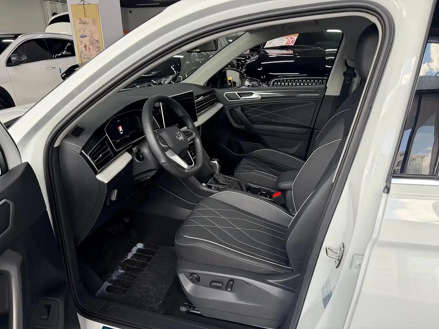 Tiguan L 2025 Outstanding Edition 300TSI Automatic 2WD Dragon Edition — миниатюра 4