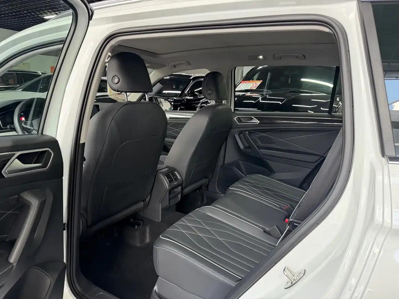 Tiguan L 2025 Outstanding Edition 300TSI Automatic 2WD Dragon Edition — миниатюра 6