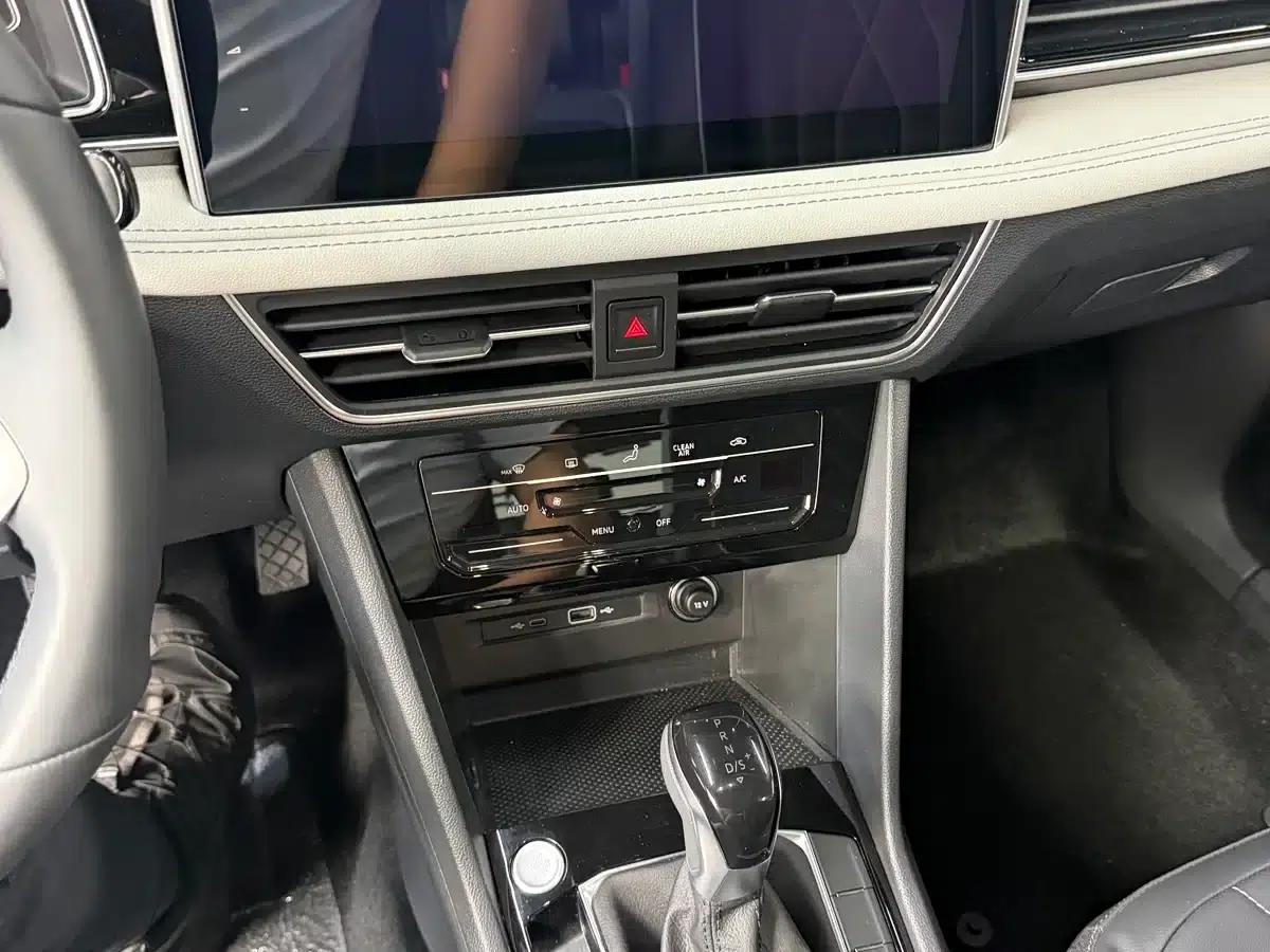 Tiguan L 2025 Outstanding Edition 300TSI Automatic 2WD Dragon Edition — миниатюра 8