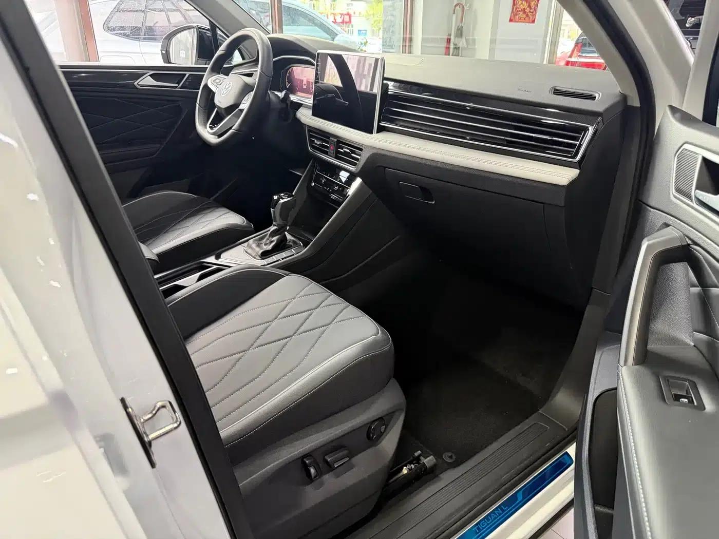 Tiguan L 2025 Outstanding Edition 300TSI Automatic 2WD Dragon Edition — миниатюра 9