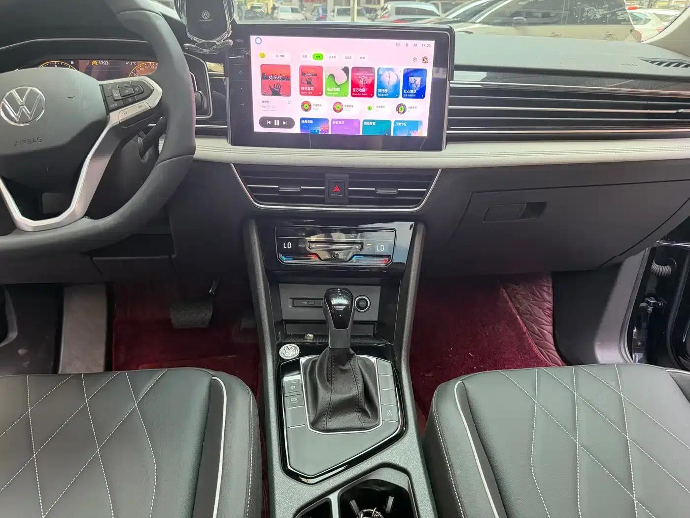 Tiguan L 2025 Outstanding Edition 300TSI Automatic 2WD Dragon Edition — миниатюра 13