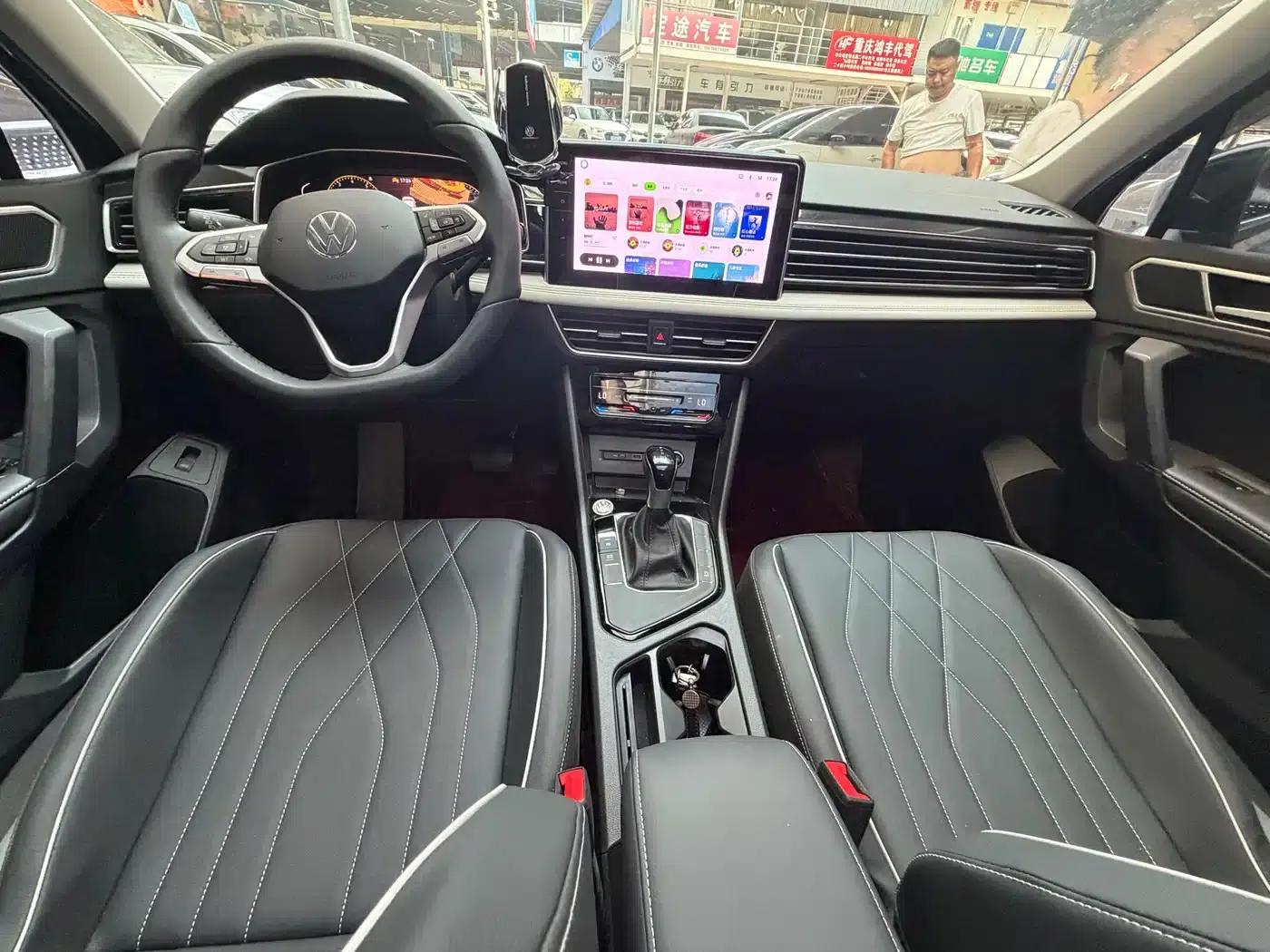 Tiguan L 2025 Outstanding Edition 300TSI Automatic 2WD Dragon Edition — миниатюра 18