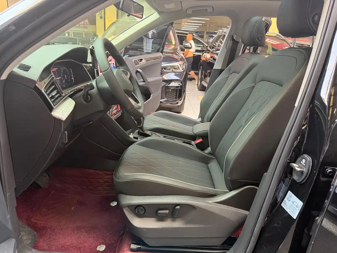 Tiguan L 2025 Outstanding Edition 300TSI Automatic 2WD Dragon Edition — миниатюра 9