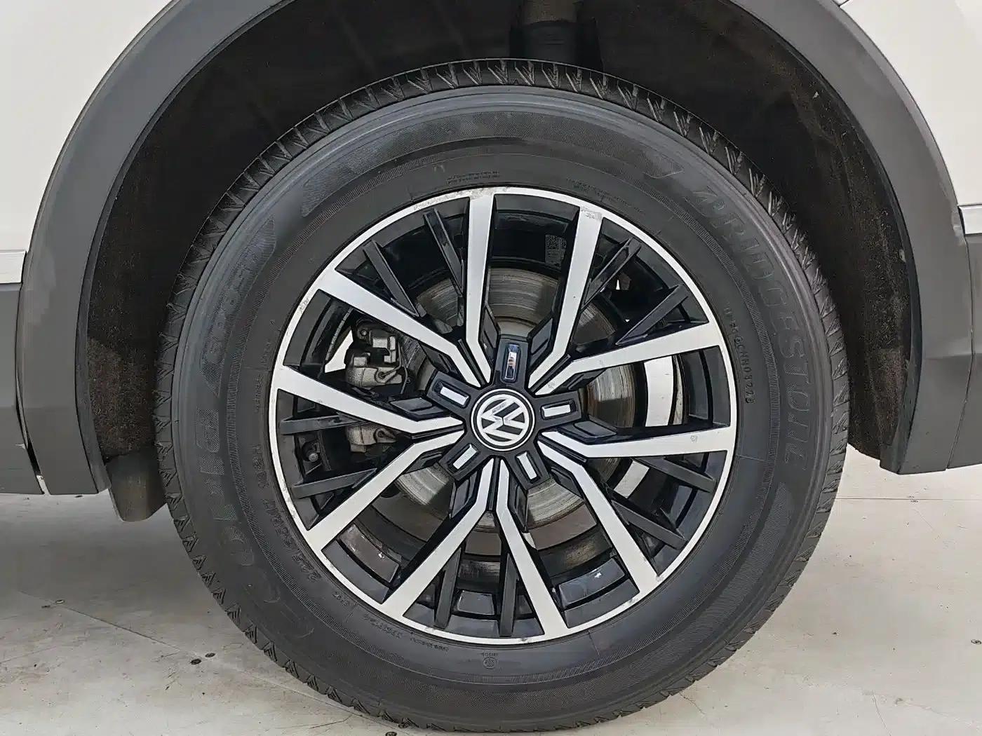 Tiguan L 2017 330TSI Automatic 2WD Comfort Edition — миниатюра 15