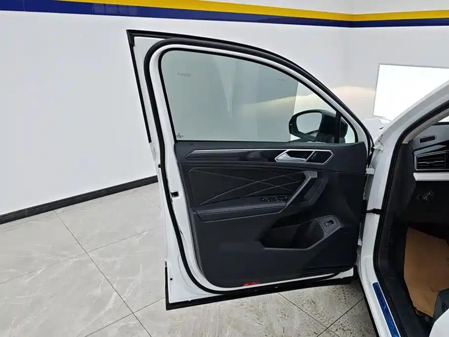 Tiguan L 2024 Outstanding Edition 300TSI Automatic 2WD Dragon Edition — миниатюра 7