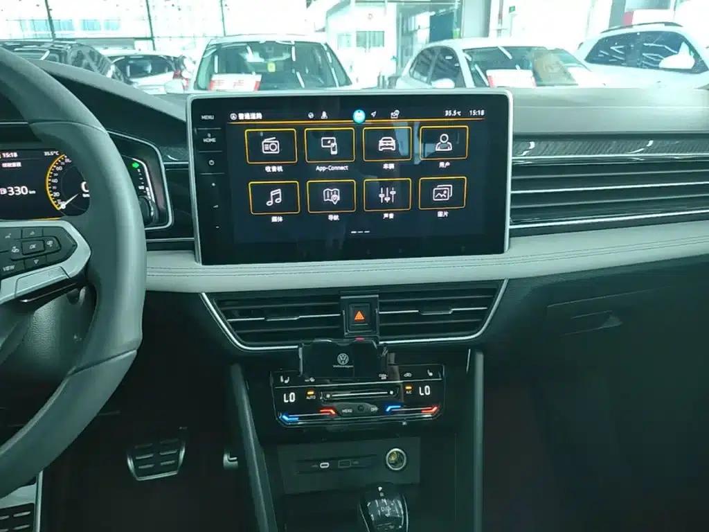 Tiguan L 2024 Outstanding Edition 330TSI Automatic 2WD R-Line Dragon Edition — миниатюра 13