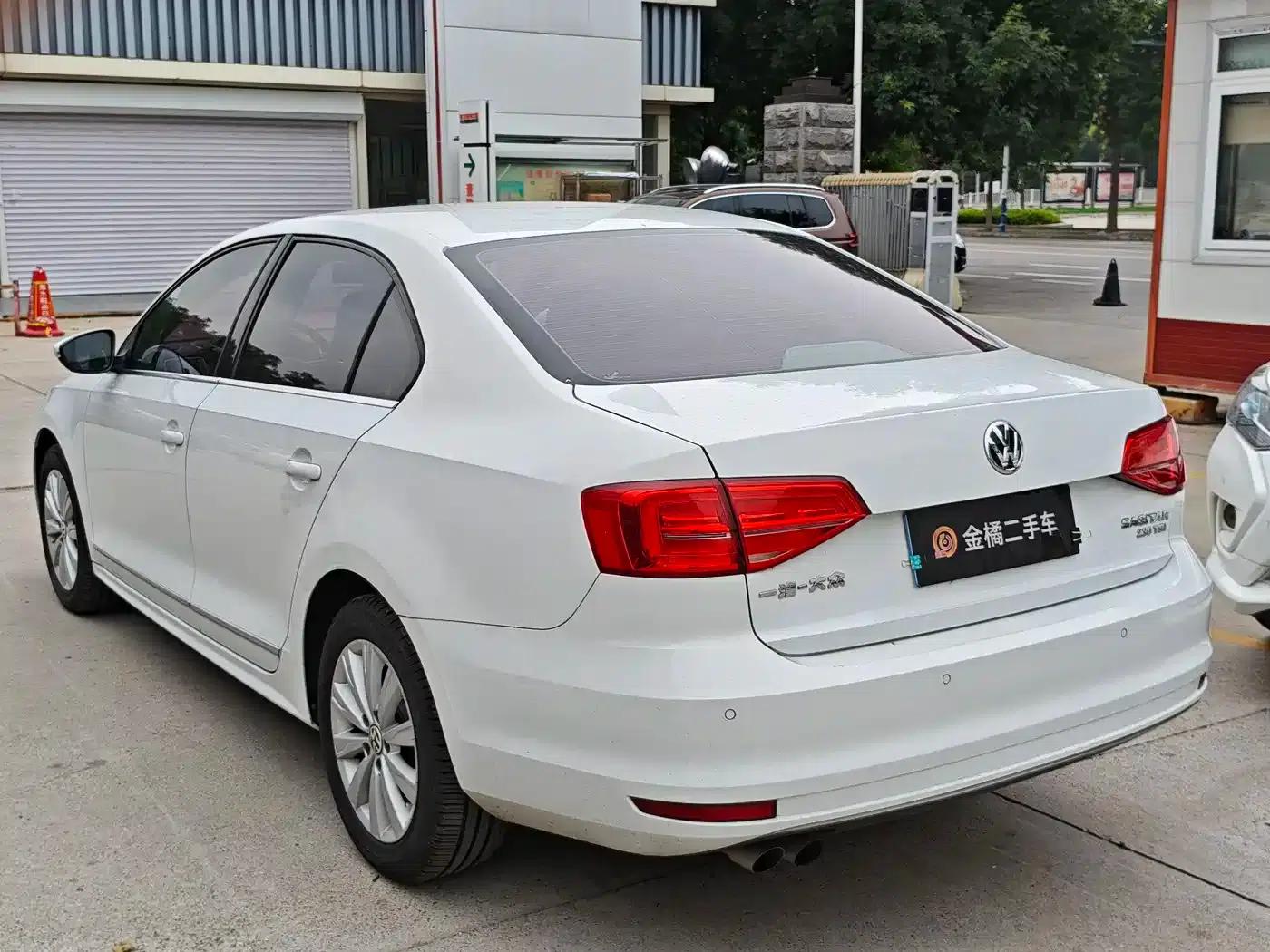 2015 Volkswagen Sagitar 230TSI Automatic Comfort Model — миниатюра 2