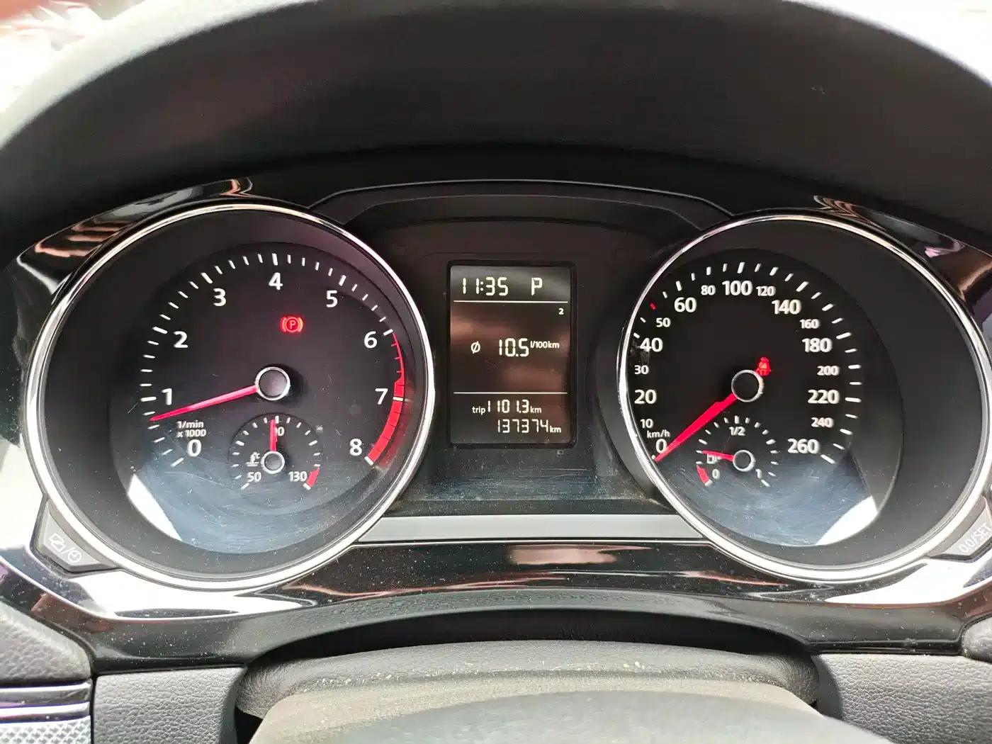 2015 Volkswagen Sagitar 230TSI Automatic Comfort Model — миниатюра 16