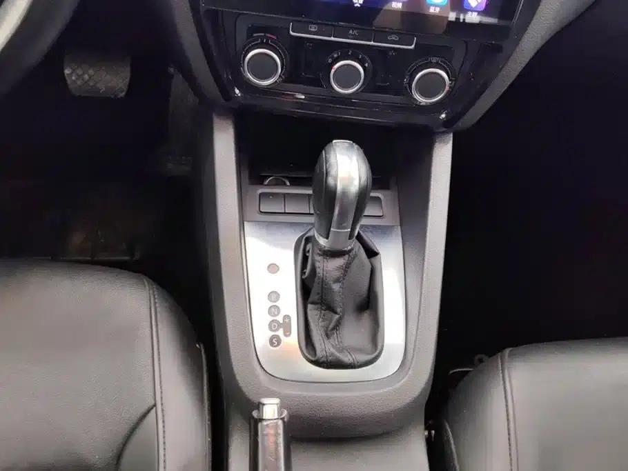 2014 Volkswagen Sagitar Facelift 1.6L Automatic Comfort Model — миниатюра 16