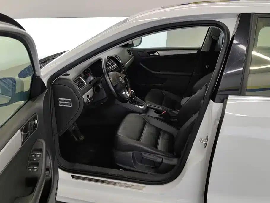 2014 Volkswagen Sagitar Facelift 1.6L Automatic Comfort Model — миниатюра 9