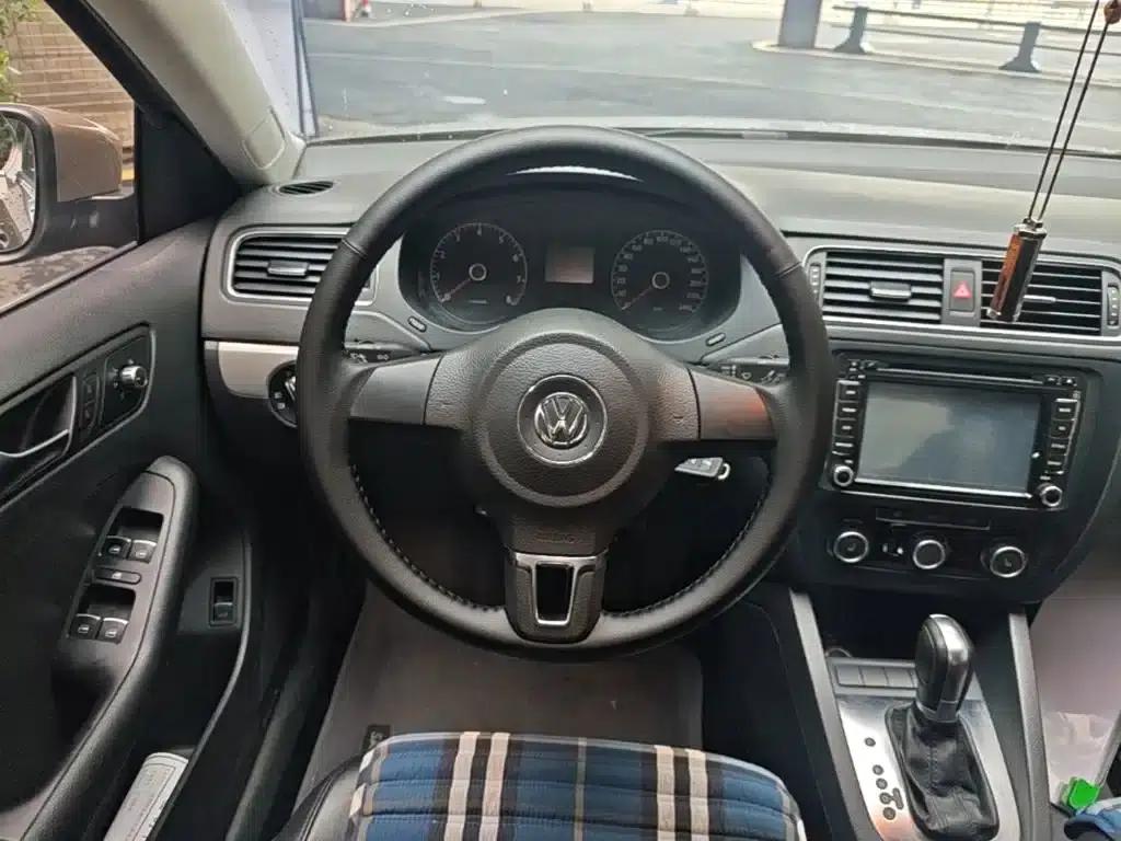2014 Volkswagen Sagitar Facelift 1.6L Automatic Comfort Model — миниатюра 11