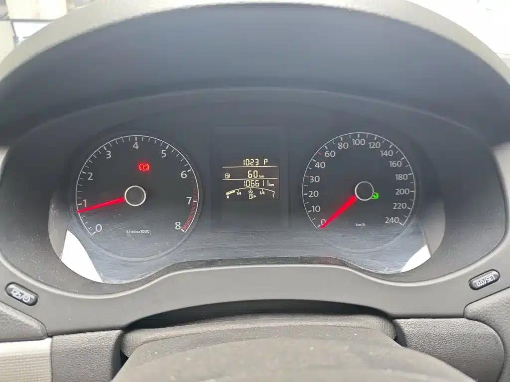 2014 Volkswagen Sagitar Facelift 1.6L Automatic Comfort Model — миниатюра 12