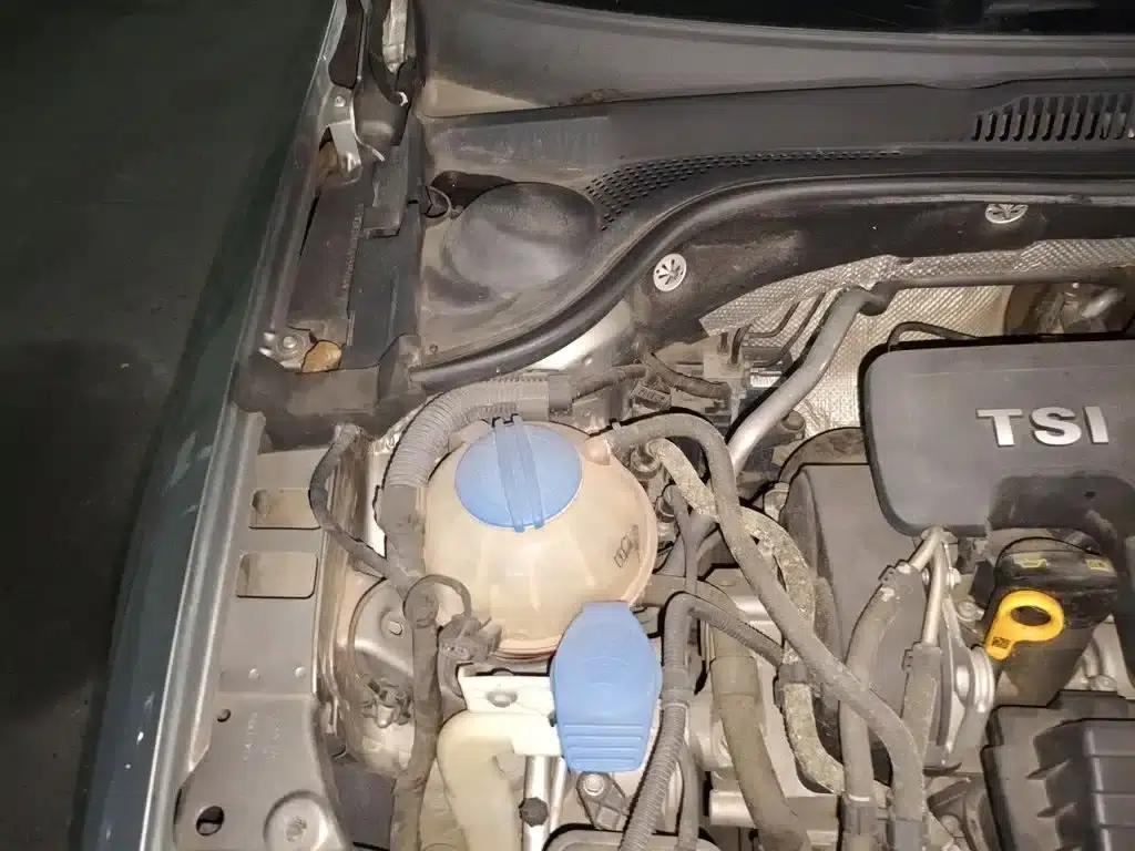 2015 Volkswagen Sagitar 230TSI Automatic Comfort Model — миниатюра 21