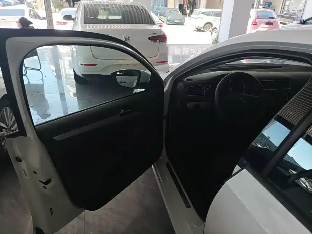 2017 Volkswagen Sagitar 1.6L Automatic Fashion Edition — миниатюра 16