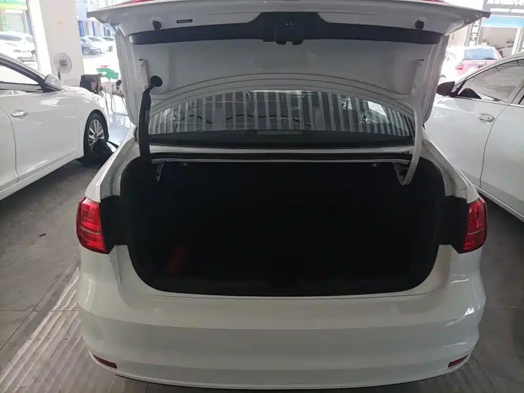 2017 Volkswagen Sagitar 1.6L Automatic Fashion Edition — миниатюра 19