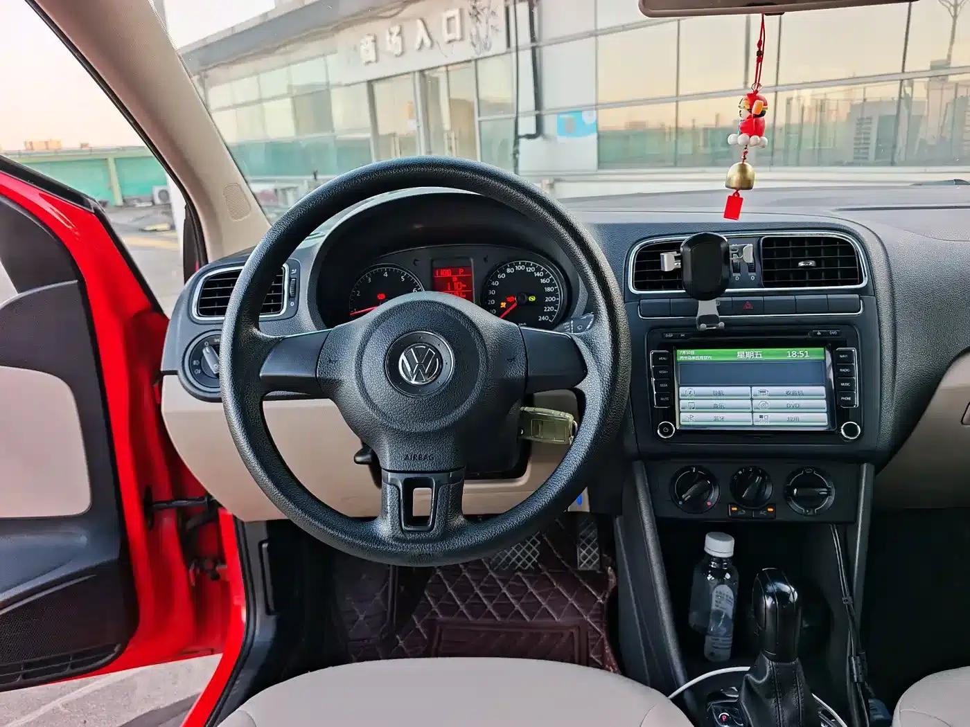 2013 Polo 1.6L Automatic Comfort Edition — миниатюра 12