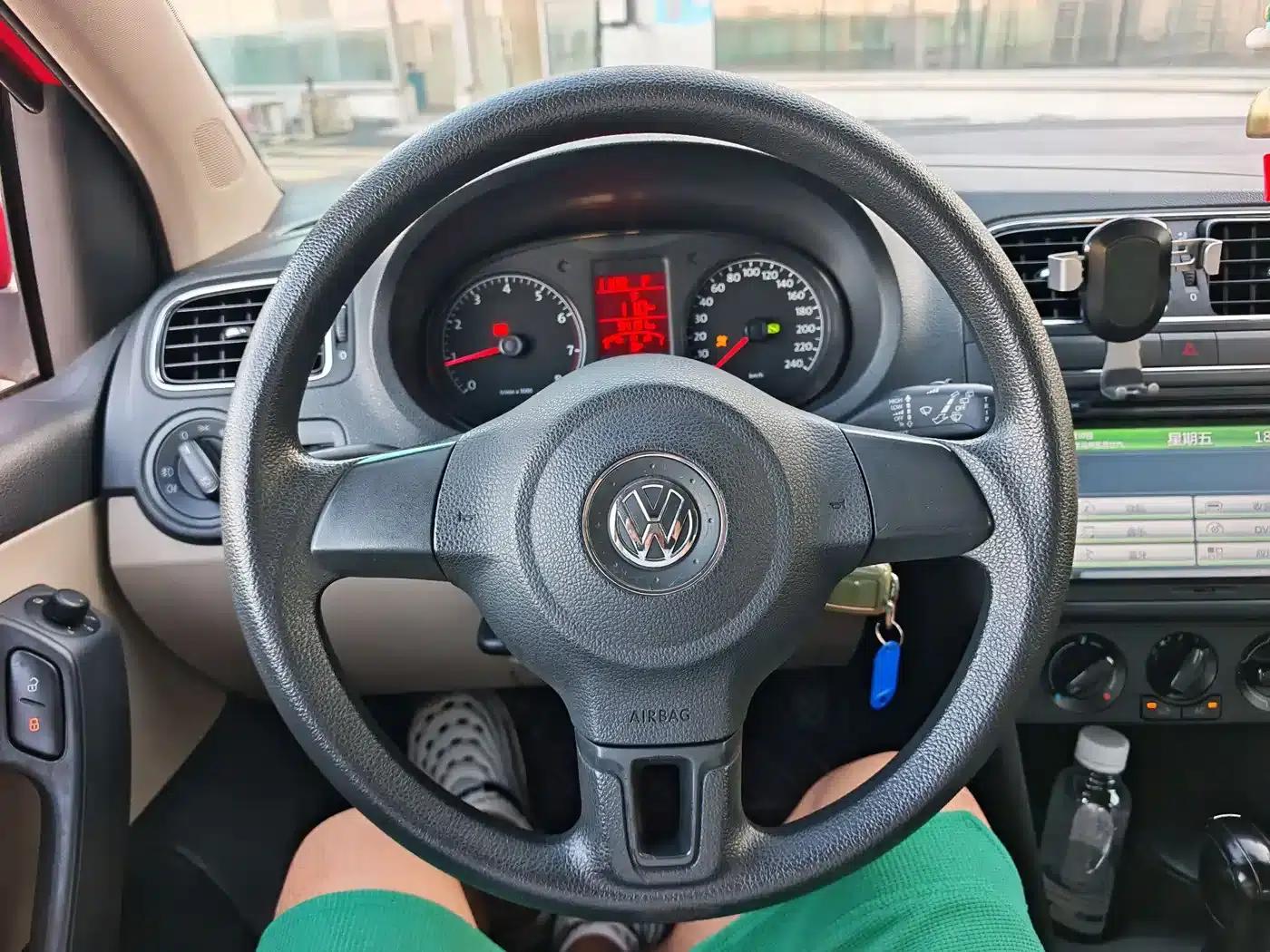 2013 Polo 1.6L Automatic Comfort Edition — миниатюра 13