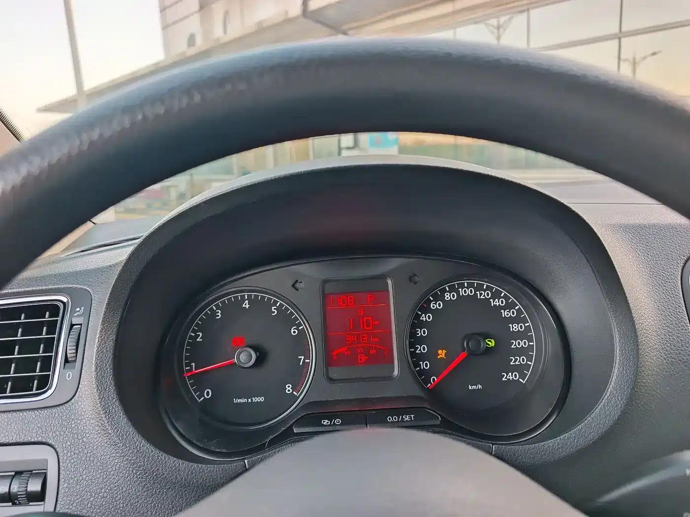 2013 Polo 1.6L Automatic Comfort Edition — миниатюра 15