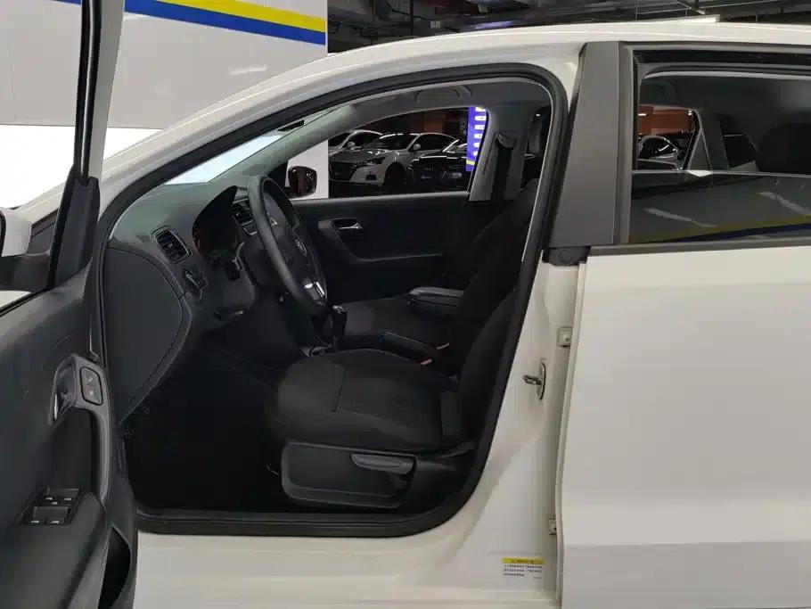 2013 Polo 1.4L Manual Comfort Edition — миниатюра 9