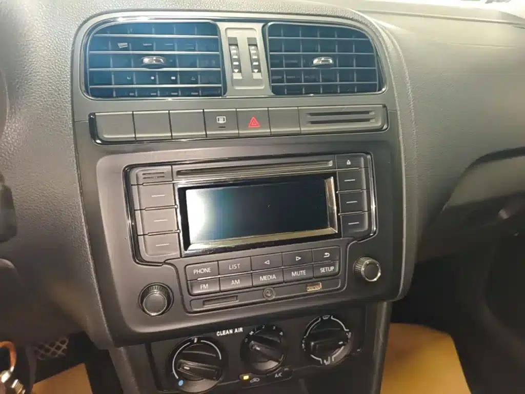 2016 Polo 1.4L Automatic Fashion Edition — миниатюра 13