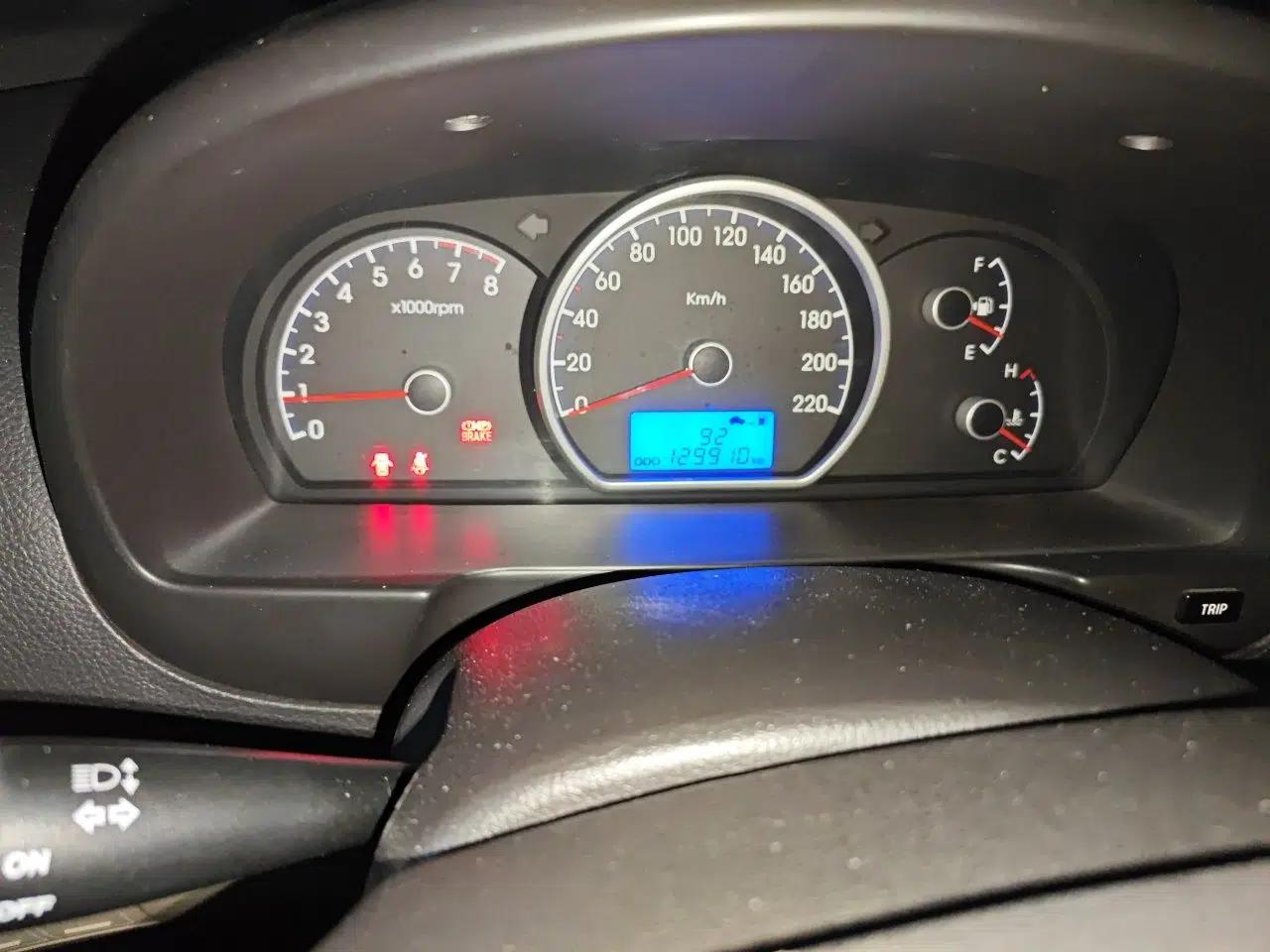 Hyundai Celesta 2011 1.6L Manual Luxury Model — миниатюра 12
