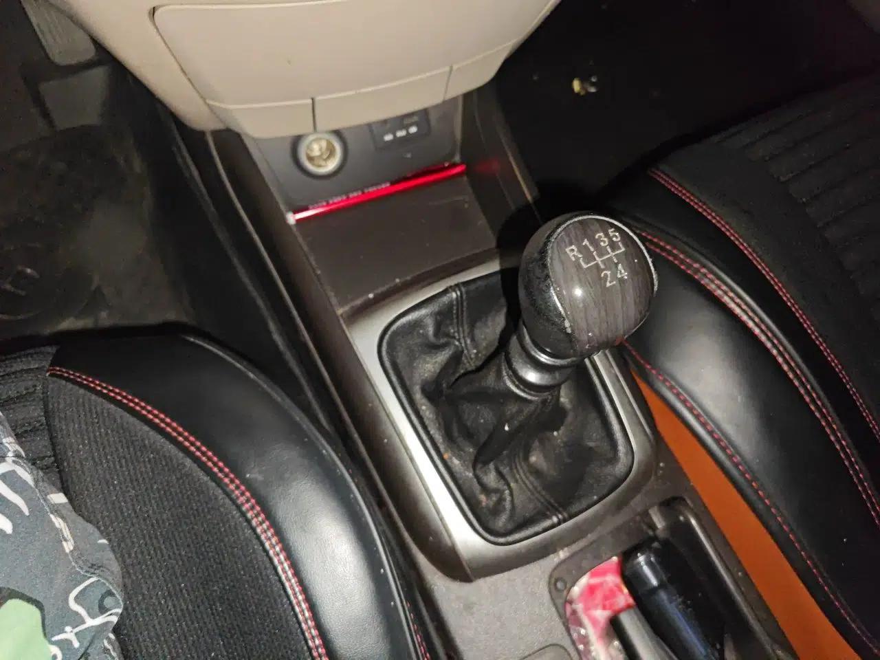 Hyundai Celesta 2011 1.6L Manual Luxury Model — миниатюра 14