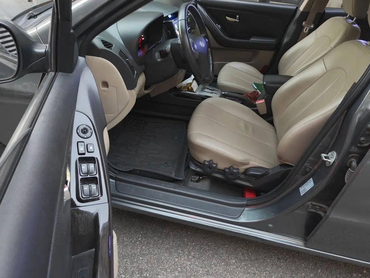 Hyundai Celesta 2011 1.6L Automatic Luxury Version — миниатюра 16