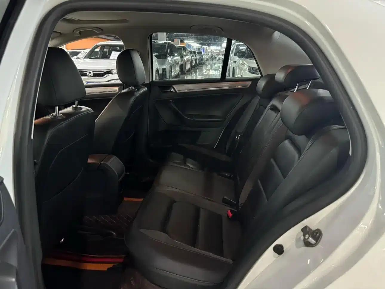 2015 Volkswagen Bora Value Edition 1.6L Automatic Comfort Model — миниатюра 7