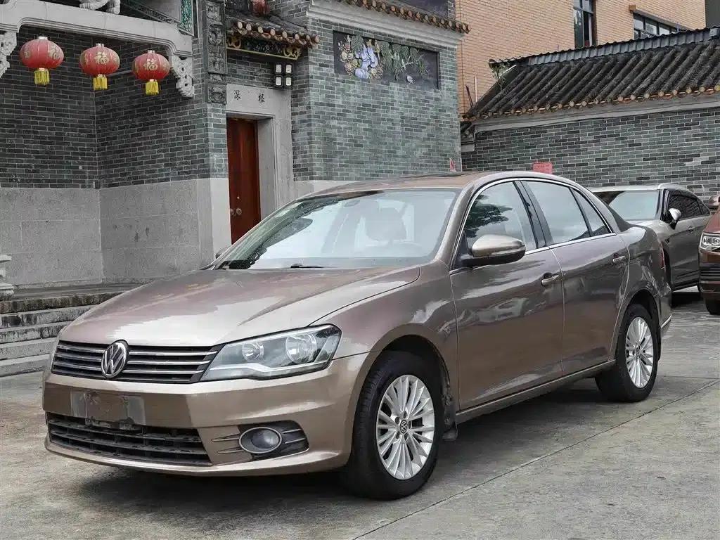 2013 Volkswagen Bora 1.6L Automatic Luxury Edition — миниатюра 1