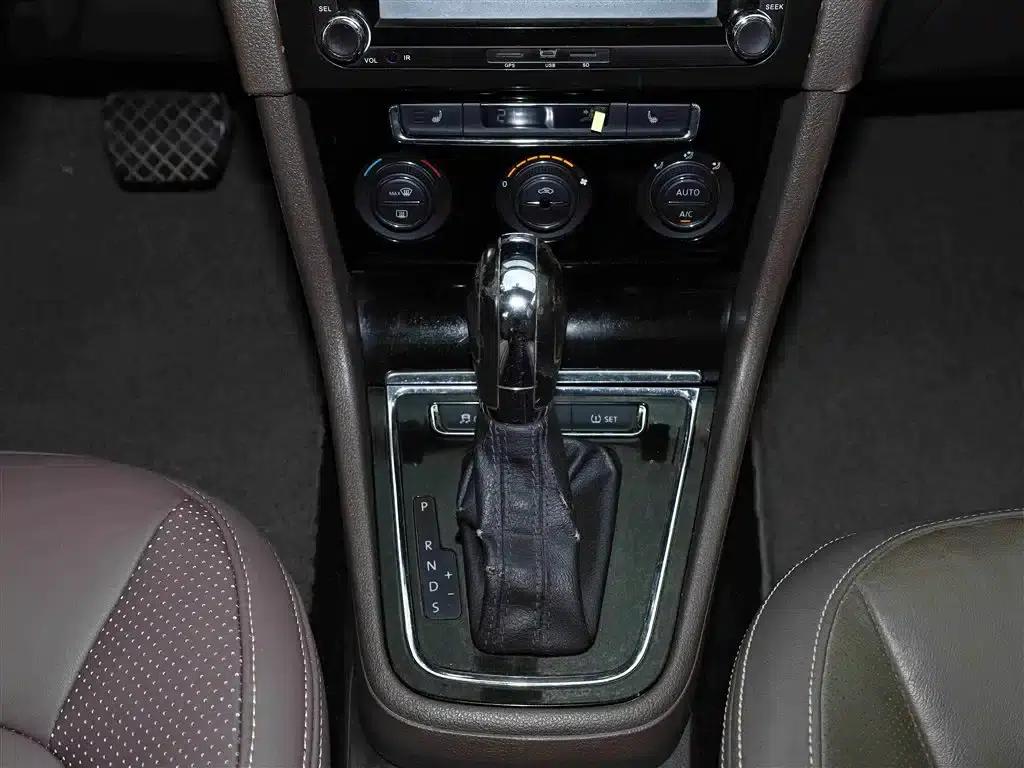 2013 Volkswagen Bora 1.6L Automatic Luxury Edition — миниатюра 13