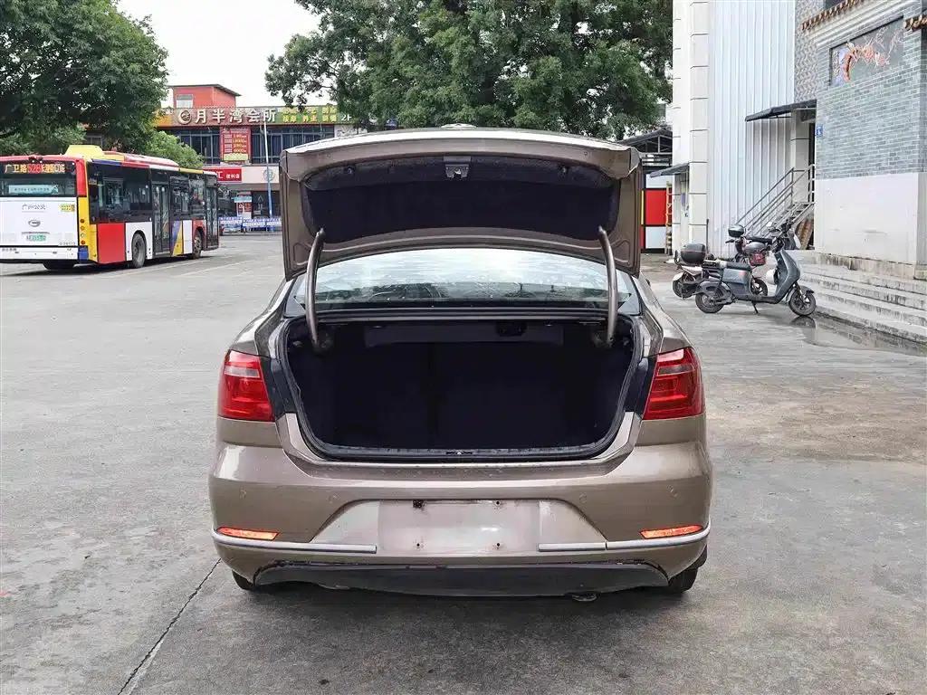 2013 Volkswagen Bora 1.6L Automatic Luxury Edition — миниатюра 15