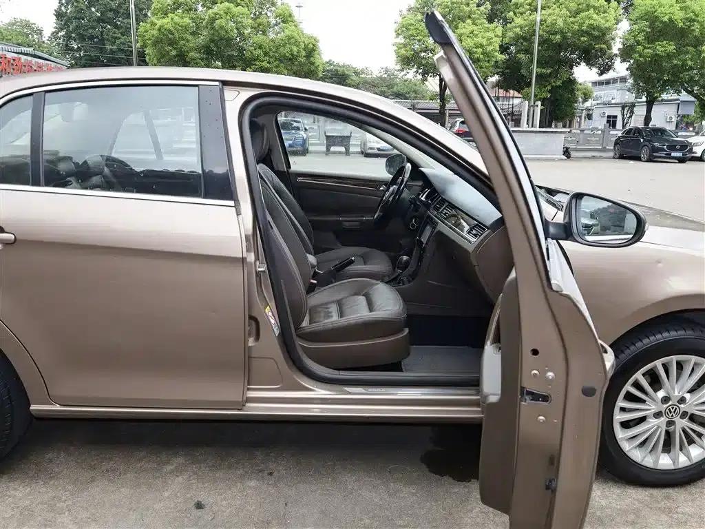 2013 Volkswagen Bora 1.6L Automatic Luxury Edition — миниатюра 17